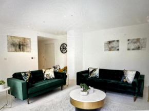 Spacious 3 king, large terrace, parking, sofa bed, London